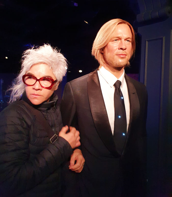 Andrea Hoare tomada del brazo de la figura de cera de Brad Pitt en el Madame Tussauds de New York - Foto de Marina Madrid