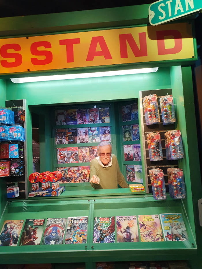 Figura de cera de Stan Lee vendiendo sus comics dentro de una recreación de un kiosko de Nueva York - Foto de Andrea Hoare Madrid
