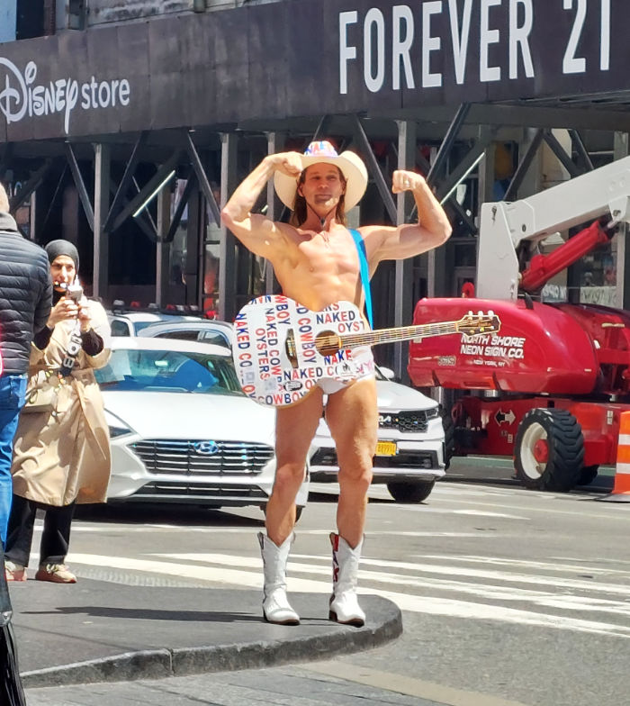 Foto del Naked Cowboy en Times Square tomada en mayo de 2023 - Foto de Andrea Hoare Madrid