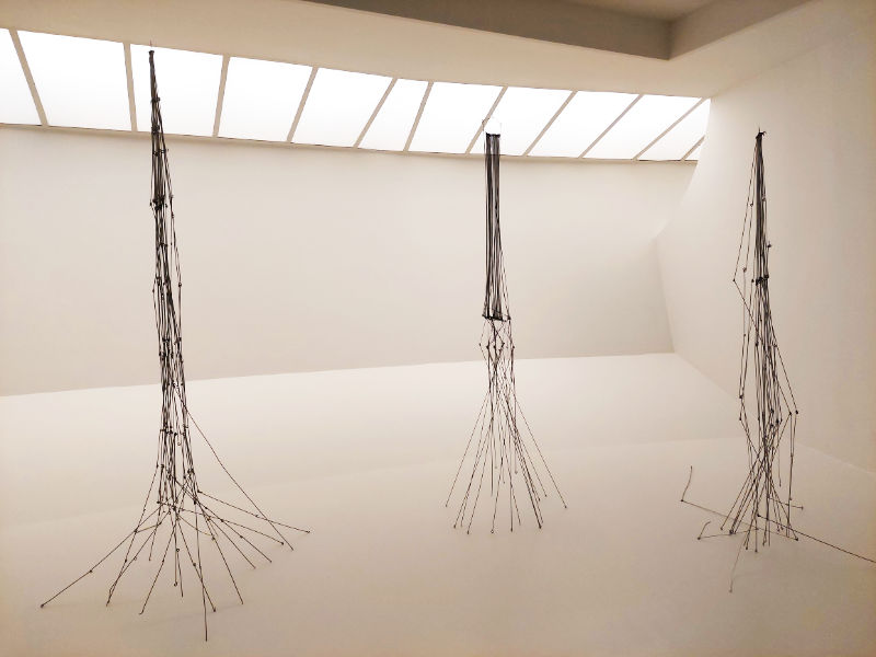 Instalación "Los Chorros" de GEGO. Parte de la exhibición temporal "Gego: Midiendo el Infinito".La arquitecta y artista germano venezolana Gego trazó un camino notablemente individual a través de sus formas orgánicas, estructuras lineales e investigaciones espaciales.