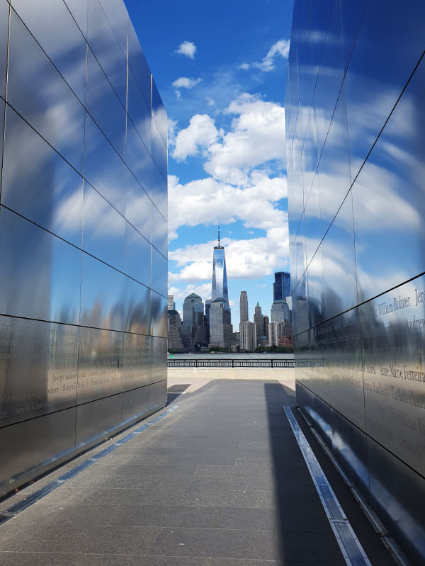 One World Trade Center visto desde el interior de Empty Sky Memorial en el Liberty State Park de Jersey City - Foto de Andrea Hoare Madrid