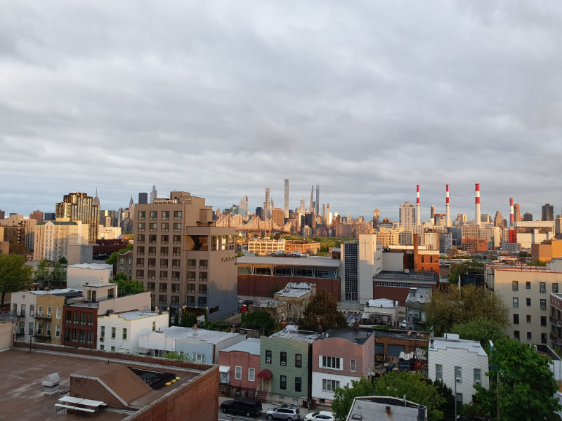 Atardecer sobre Queens y Manhattan vista desde la ventana del Hotel Nesva - Foto de Andrea Hoare Madrid