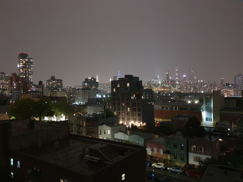 Vista nocturna de Queens y Manhattan vista desde la ventana del Hotel Nesva - Foto de Andrea Hoare Madrid