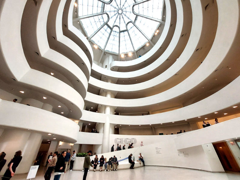 Cúpula y escalinatas ascendentes en espiral del Museo Solomon R Guggenheim vista desde el interior del edificio - Foto de Andrea Hoare Madrid