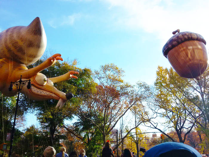 Globo de Scrat (personaje de la película animada la Era del Hielo) persiguiendo el globo de una bellota en el Desfile de Acción de Gracias de Nueva York - Foto de Andrea Hoare Madrid