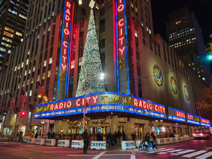Exterior del Radio City Music Hall en Navidad. Foto de Andrea Hoare Madrid
