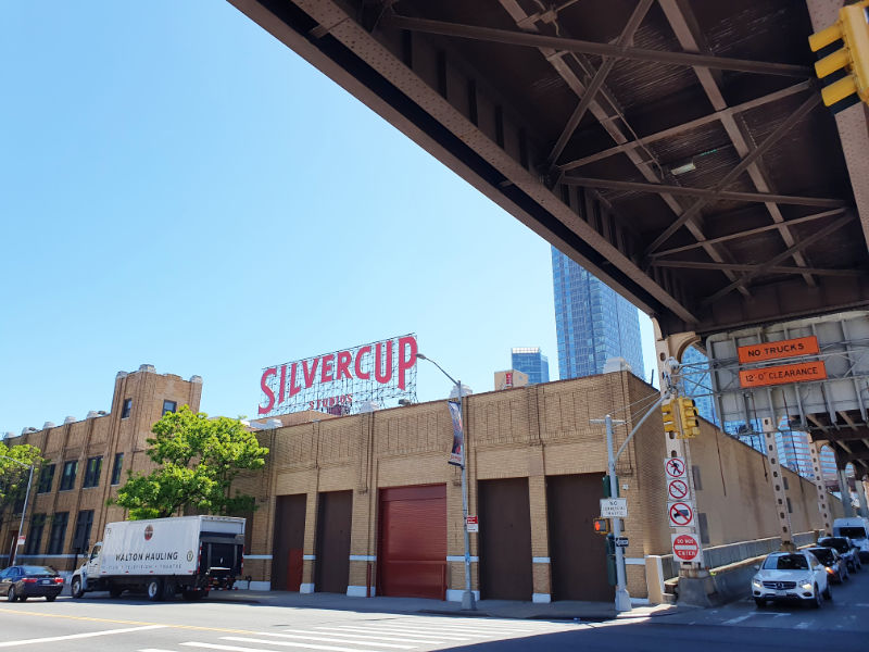 Foto del letrero de los Estudios Silvercup tomada desde debajo de un puente elevado. Foto de Andrea Hoare Madrid