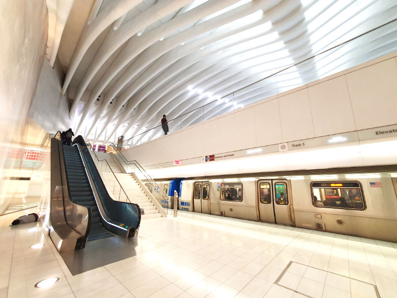 Tren del PATH esperando en el andén de la estación del WTC Transportation Hub -Oculus- la forma más económica de ir de New Jersey a Manhattan - Foto de Andrea Hoare Madrid