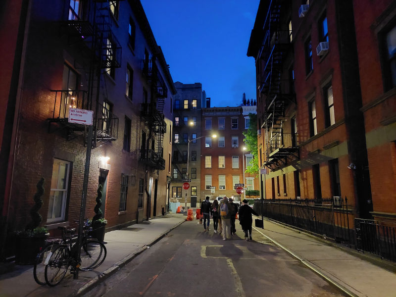 Personas caminando por un famoso callejón del Greenwich Village de noche. Foto de Andrea Hoare Madrid