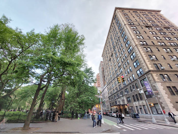 A la izquierda se ve la Plaza de Washington Square y a la derecha uno de los edificios de la New York University (NYU) - Foto de Andrea Hoare Madrid