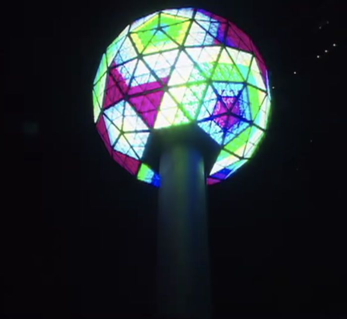Esfera de cristal y luces LED descendiendo por un poste durante la celebración del Año Nuevo en Nueva York. La imagen es una captura de pantalla del video The History of the Times Square Ball del canal Times Square NYC en Youtube disponible en https://www.youtube.com/watch?v=bfGkzDZWt-c&ab_channel=TimesSquareNYC