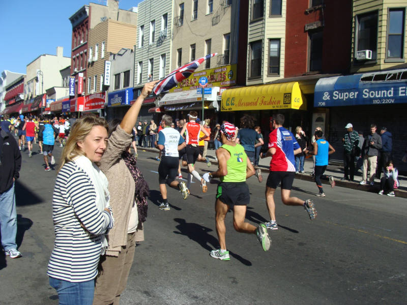 Mujeres con la bandera del Reino Unido alentando a los corredores del New York City Marathon - Foto de Andrea Hoare Madrid