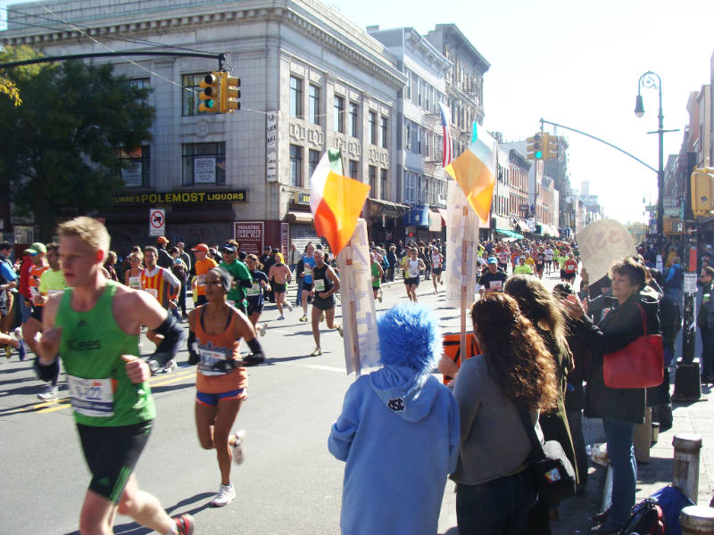 Grupo de personas animando a los corredores del Maraton de la Ciudad de Nueva York durante el recorrido por Greenpoint en Brooklyn. Foto de Andrea Hoare Madrid