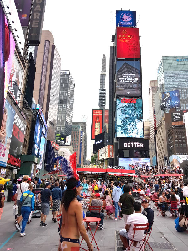 One Times Square Building, el edificio ubicado detrás de las famosas escaleras rojas de Times Square. Desde su cima desciende la bola de cristal en Año Nuevo. Foto de Andrea Hoare Madrid
