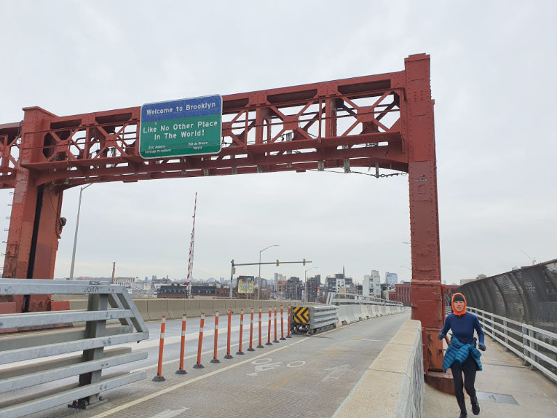 Persona corriendo por el Puente Pulaski, puente que une Greenpoint en Brooklyn con Long Island City en Queens, y es uno de los puentes incluidos en el recorrido del Maratón de Nueva York - Foto de Andrea Hoare Madrid
