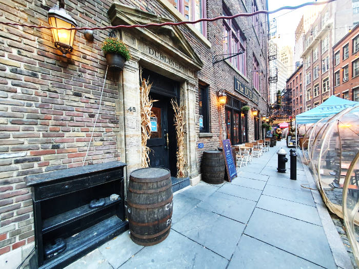 Detalle de la entrada de algunos bares en la Calle Stone Street en el sur de Manhattan. Foto de Andrea Hoare Madrid