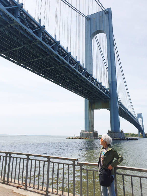 Andrea Hoare a los pies del Puente Verrazano-Narrows en Bay Ridge Brooklyn - Foto de Marina Madrid