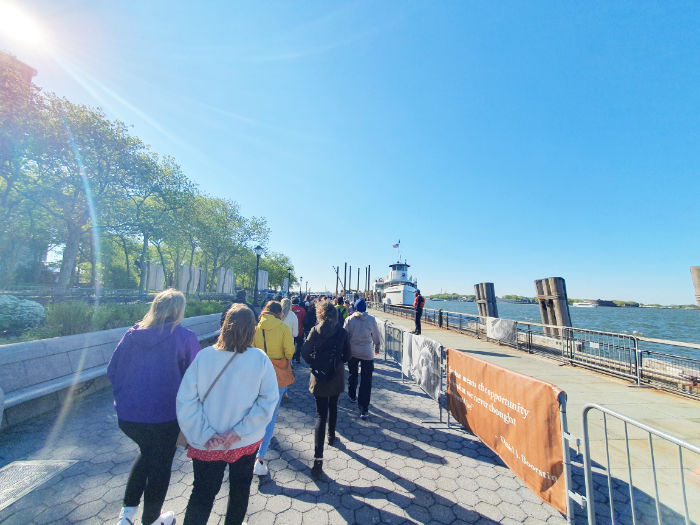 Turistas haciendo la fila para subir al ferry a la Estatua de la Libertad en el Terminal de Battery Park en Manhattan - Foto de Andrea Hoare Madrid