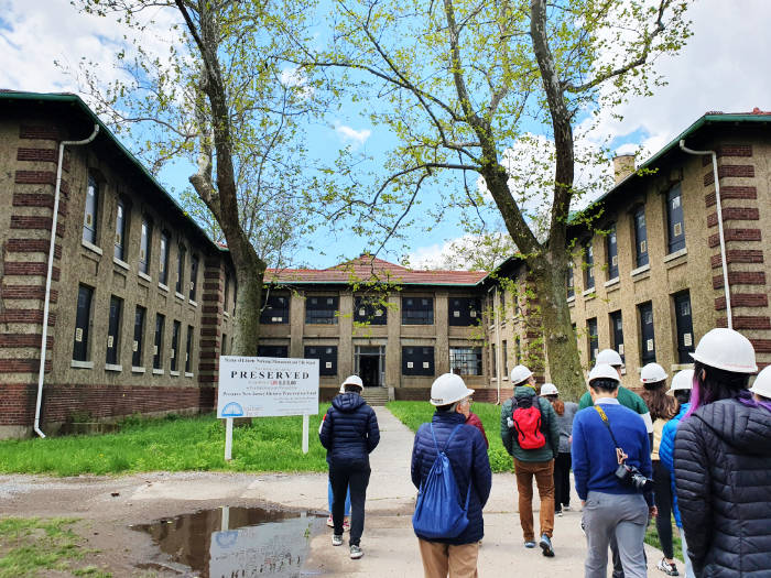 Grupo de personas comenzando el Tour del Casco de Seguridad (Hard Hat Tour) por las instalaciones abandonadas del Hospital de Ellis Island - Foto de Andrea Hoare Madrid
