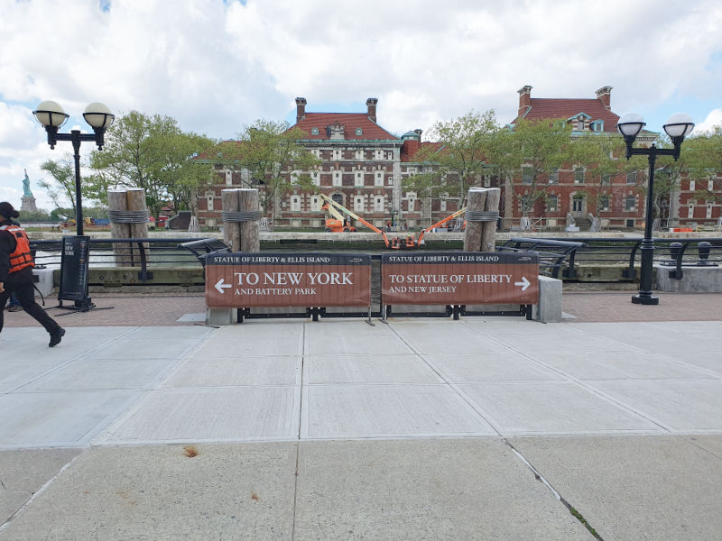 Letreros en Ellis Island indicando los distintos destinos de las 2 rutas de ferry (a Battery Park y a New Jersey)