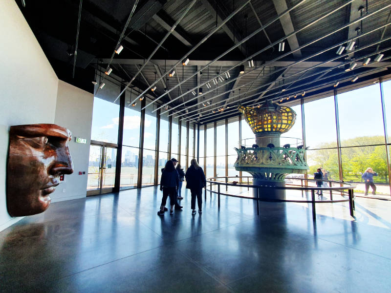 Interior del Liberty Island Museum. A la izquierda una réplica en tamaño real del rostro del Monumento y a la derecho de la Corona y antorcha - Foto de Andrea Hoare Madrid