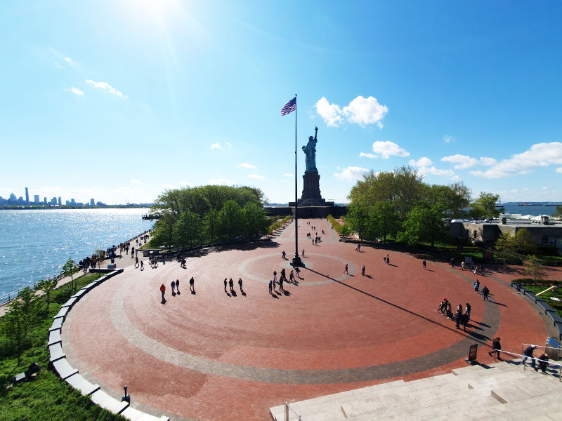 Vista de Liberty Island y el Monumento desde la Terraza del Statue of Liberty Museum - Foto de Andrea Hoare Madrid