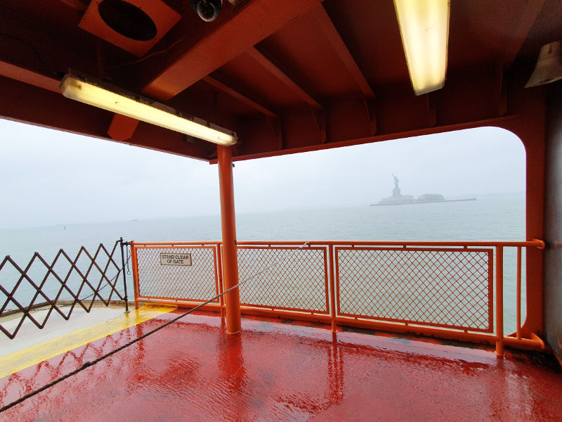 Estatua de la Libertad vista desde la plataforma de desembarque del Ferry a Staten Island un día lluvioso de finales de otoño. Foto de Andrea Hoare Madrid