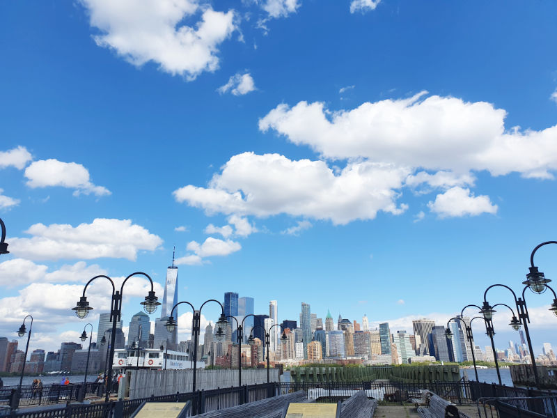 Terminal de Ferrys a la Estatua de la Libertad en el Liberty State Park en Jersey City, New Jersey. Al fondo se ve el horizonte del sur de Manhattan, destacando el One World Trade Center - Foto de Andrea Hoare Madrid