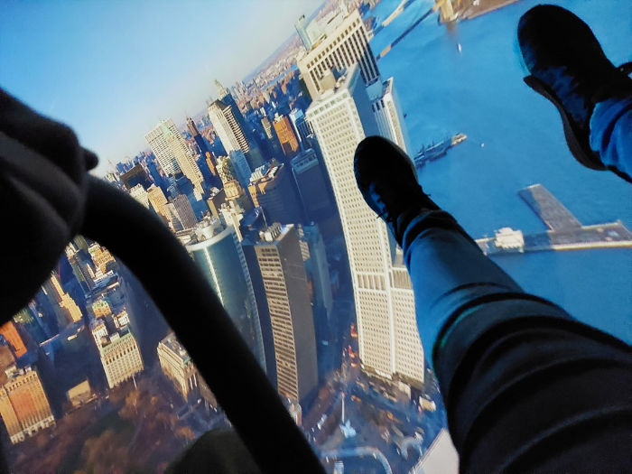 Pies sobrevolando una proyección de la ciudad de Nueva York en el espectáculo Rise NY en Times Square - Foto de AHM