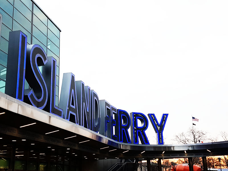 Letrero del White Hall Terminal en Manhattan, punto de partida de los ferrys naranja a Staten Island - Foto de Andrea Hoare Madrid