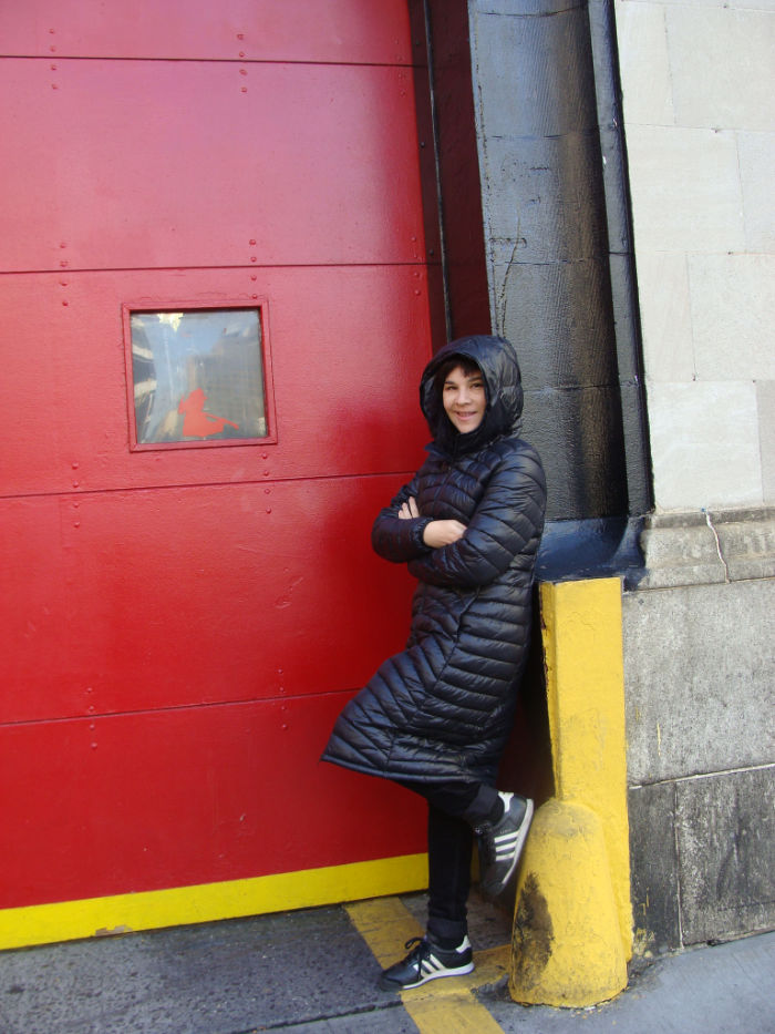 Andrea Hoare en 2011 posando junto a la puerta de la Estación de Bomberos Hook & Ladder 8 en Tribeca, imagen usada en la película Los Caza Fantasmas como el cuartel de los Ghostbusters. Foto de Marina Madrid