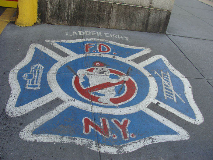 Logo del Cuartel Hook & Ladder 8 en la acera frente a la Estación de Bomberos. En el Centro incoporaron el logo de los Cazafantasmas. Foto de Andrea Hoare Madrid