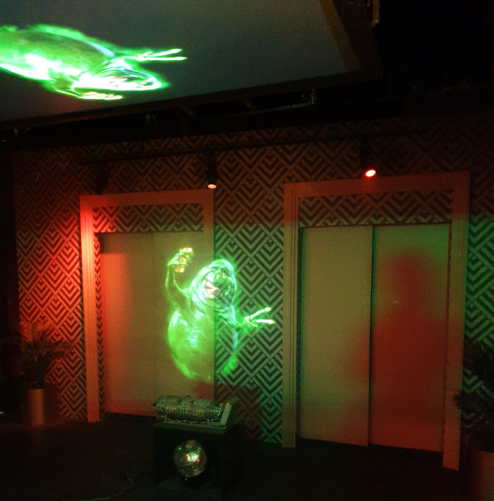 Proyección de Slimer o Pegajoso, el famoso fantasma verde de la película icónica de Nueva York Los Cazafantasmas. Foto de Andrea Hoare Madrid