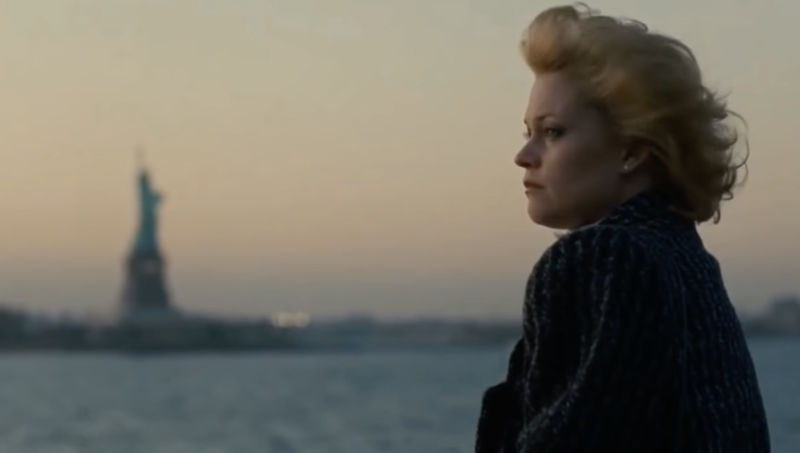 Captura de pantalla de la escena de Secretaria Ejecutiva (1988), en ella se ve a Melanie Griffith pensativa viendo al horizonte de Manhattan y de fondo la Estatua de la Libertad. La actriz va navegando sobre el ferry de Staten Island.