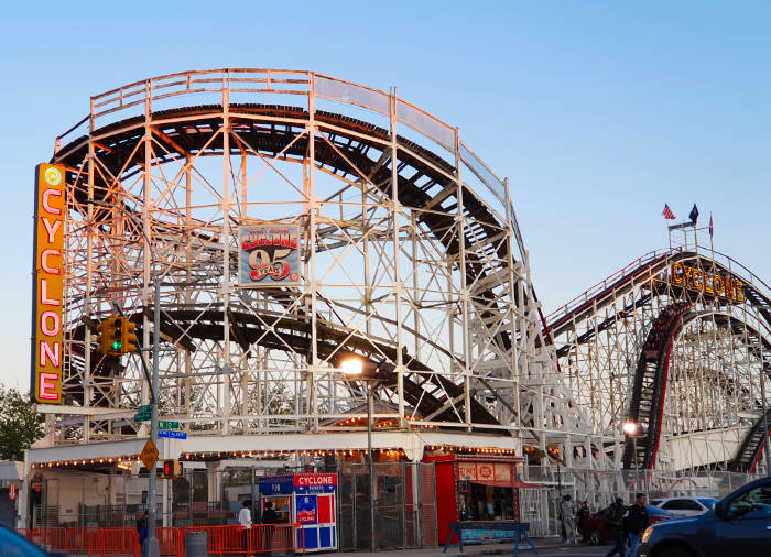 Vista general del Cyclone, la montaña rusa más antigua de Estados Unidos aún en funcionamiento en Coney Island, Brooklyn. Está construida en madera. Foto de Andrea Hoare Madrid