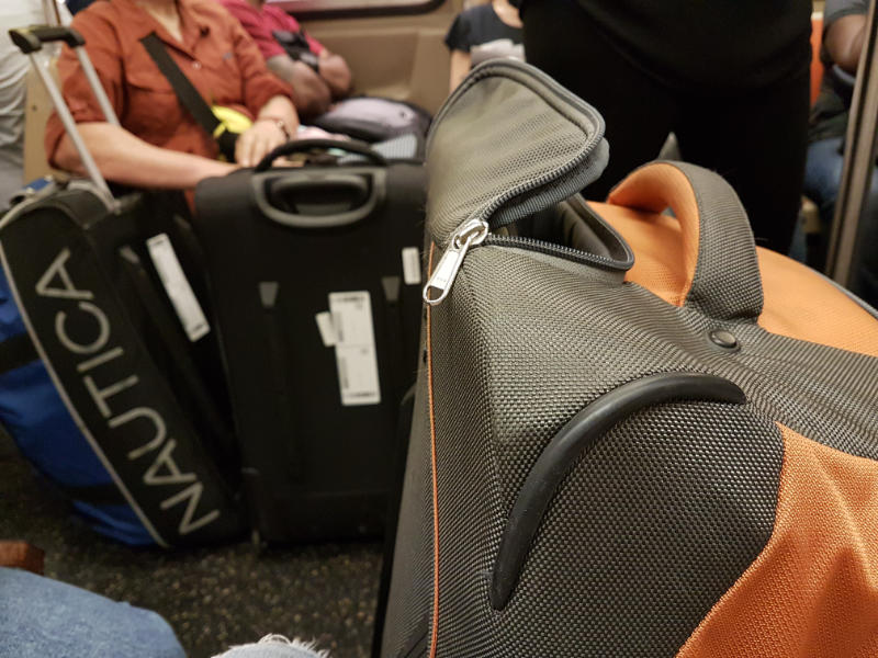Personas viajando con maletas en el Metro de Nueva York, es algo muy común en la ciudad, ¡pero solo para llegar e irse al hotel! Foto de Andrea Hoare Madrid