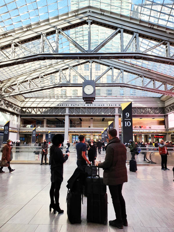 Personas esperando con maletas en el Hall de Moynihan Train Hall en Penn Station - Foto de Andrea Hoare Madrid