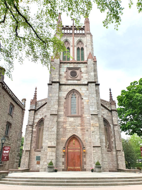 Campanario de la Iglesia de la Universidad de Fordham en el Bronx. Sus campanas inspiraron un poema de Poe. Foto de Andrea Hoare Madrid