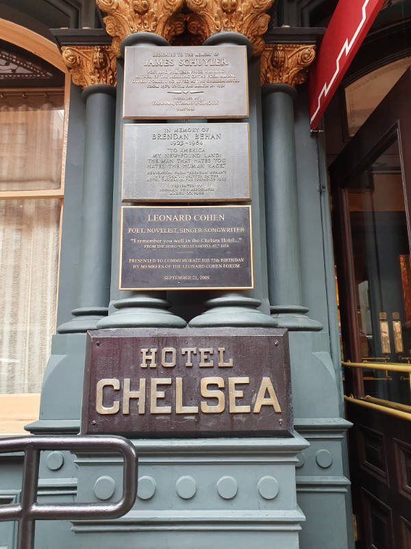 Placas de bronce en un pilar junto a la entrada al lobby del Chelsea Hotel en homenaje a alguno de sus residentes famosos: James Schuyler, Brendan Behan y Leonard Cohen. Foto de Andrea Hoare Madrid