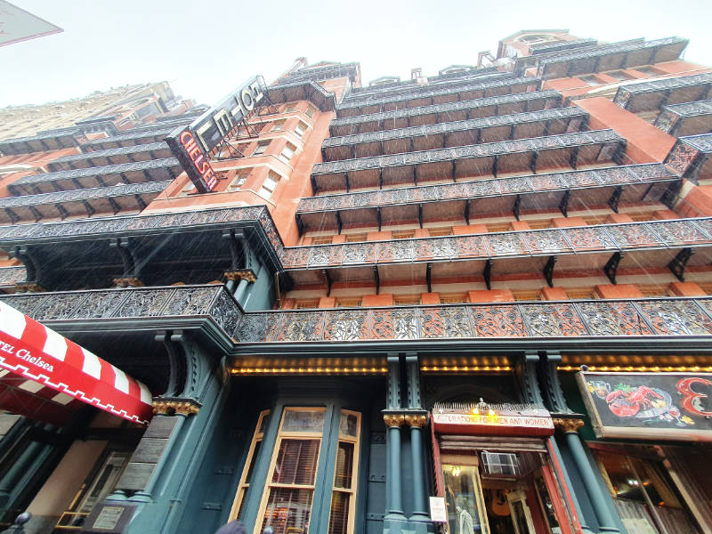 Detalle de los balcones del Hotel Chelsea en Manhattan un día de lluvia. Foto de Andrea Hoare Madrid