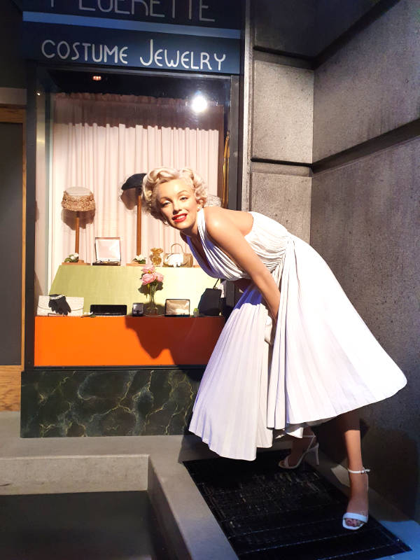 Figura de Cera de Marilyn Monroe recreando la escena de la Comezón del Séptimo Año (1955) en la que se le levanta el vestido al estar parada en una rejilla de vetilación del metro en el Midtown East de Manhattan - Foto de Andrea Hoare Madrid