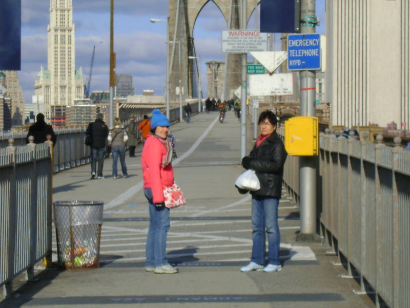 Andrea Hoare y Marina Madrid cruzando el Puente de Brooklyn hace muchos años, tantos, que la foto sale desenfocada. Foto de Jorge Hoare.