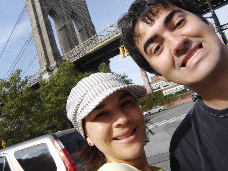 Andrea Hoare Madrid y Flavio Bastos Amiel frente al Puente de Brooklyn. Selfie de Andrea de cuando las selfies no estaban de moda XD