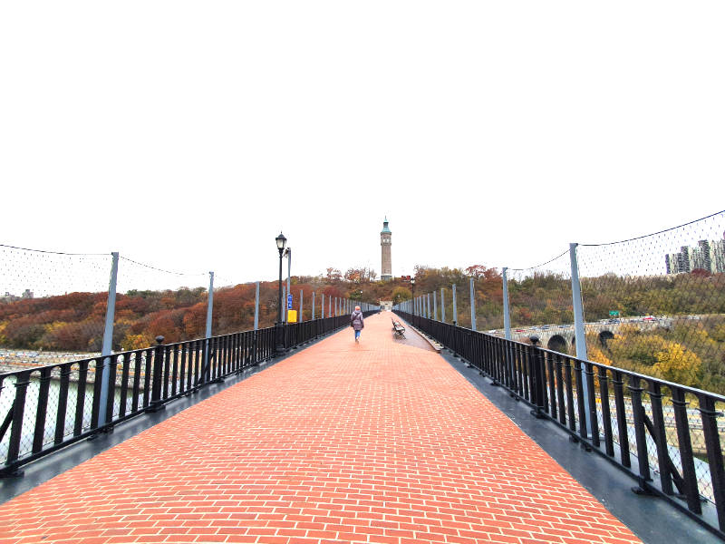 Persona caminando por el High Bridge, el Puente más antiguo de Nueva York que conecta al Bronx con Washington Heights sobre el Río Harlem. Al fondo se ve la torre del agua del antiguo acueducto Old Croton para el cual fue construido el puente (el primer acueducto de Nueva York). Foto de Andrea Hoare Madrid
