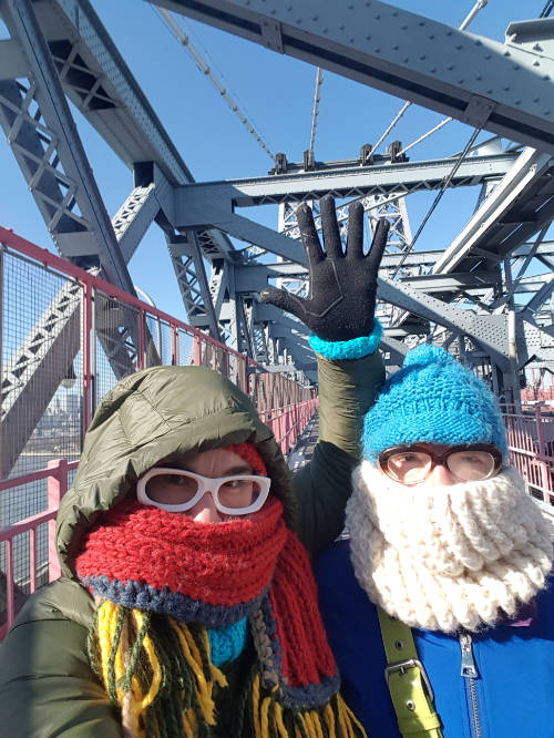 Andrea y Marina cruzando a pie el Puente de Brooklyn en pleno invierno en Nueva York - Foto de AHM