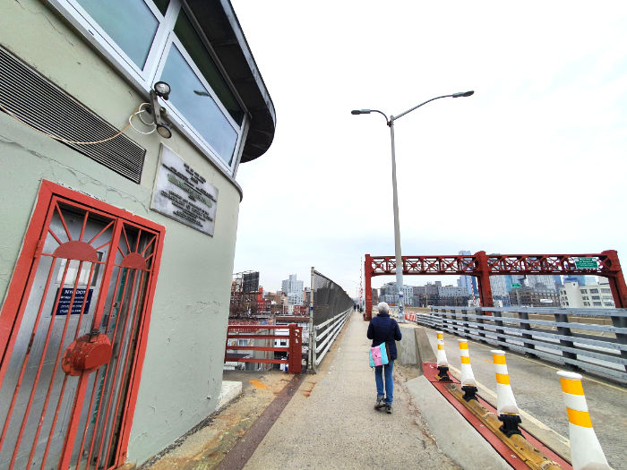 Marina Madrid comenzando a cruzar el Puente Pulaski, puente que une Greenpoint en Brooklyn con Long Island City en Queens, y es uno de los puentes incluidos en el recorrido del Maratón de Nueva York - Foto de Andrea Hoare Madrid