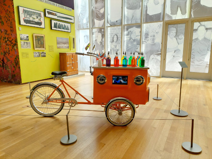 Triciclo de venta de raspados, helado típico de países caribeños, expuestos en una muestra del Museo de la Ciudad de Nueva York - Foto de Andrea Hoare Madrid